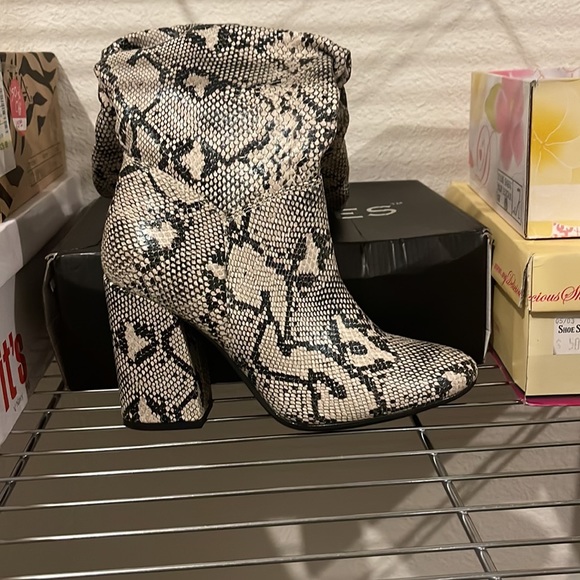 Boots - Picture 3 of 3